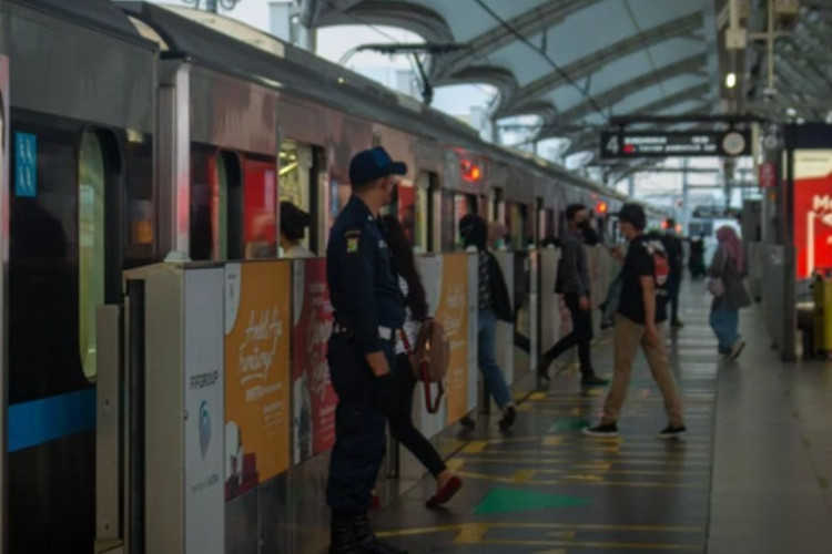 Update Daftar Rute yang Terdampak Demo, Kerumunan Massa di Jalur Palmerah Ganggu Perjalanan KRL