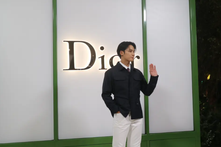Mingyu SEVENTEEN di Jakarta Hadiri Acara Pop-up Dior, Sampaikan Pesan Manis Sebelum Wajib Militer