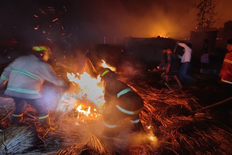 Hot News! Desa Adat Sade Kebakaran, Ratusan Rumah Ludes Terbakar Dilahap Si Jago Merah