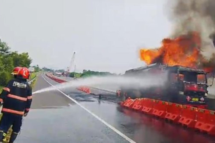 Kebakaran di Tol Cisumdawu Hanguskan 4 Hektar Lahan Kering, Pengendara Terkendala Jarak Pandang!