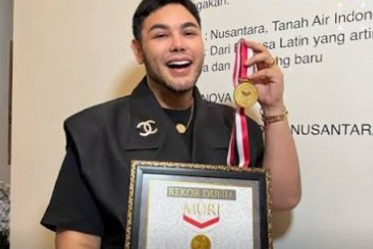 Cetak Sejarah Baru, Ivan Gunawan Terima Piagam Rekor MURI di Jakarta dengan Koleksi Batik Sekar Jagat Madura