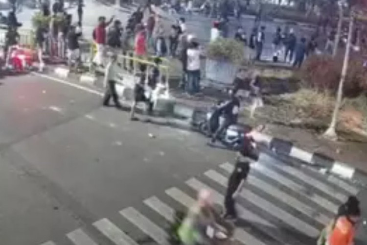 GEGER! Massa Mengamuk di Flyover Slipi, Bentrok Hebat dengan Polisi Hingga Bakar Motor