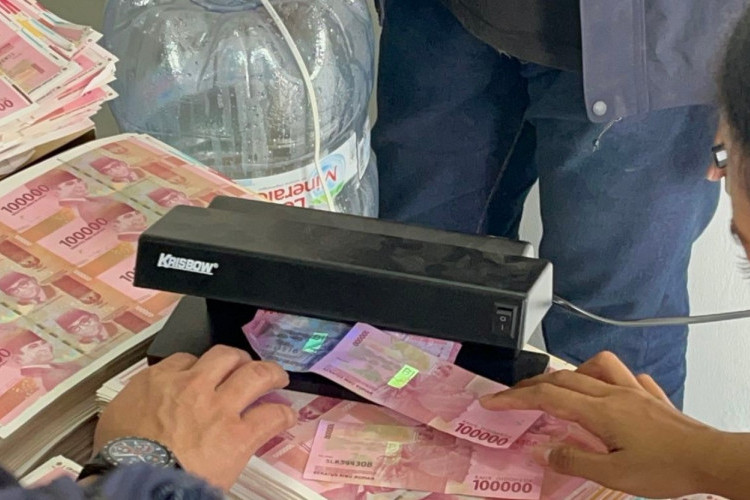 Bongkar Pabrik Duit Palsu Rp 36 Miliar di Tangerang Selatan, Polda Metro Jaya Lakukan Penyelidikan Lanjut!