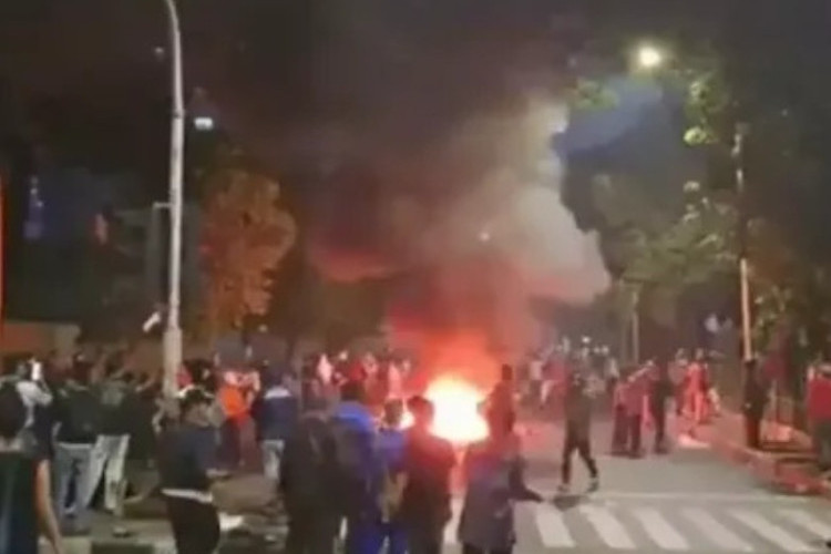 Demo DPR 27 Agustus Ricuh, Massa Bakar Pembatas Jalan Hingga Ganggu Perjalanan KRL
