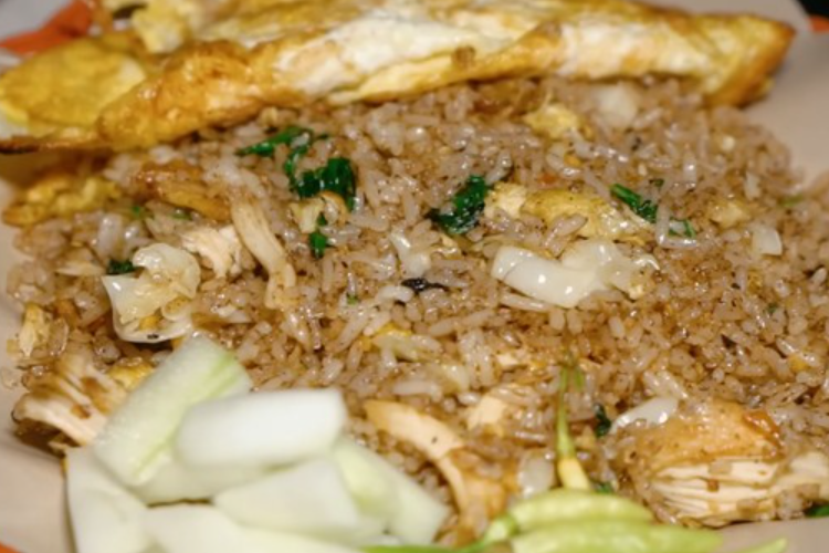 Nasi Goreng Kopi di Surabaya Viral Wajib Dicoba, Makanan Unik Dekat Kampus UNAIR Inovasi Mbah Darman
