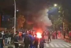 Demo DPR 27 Agustus Ricuh, Massa Bakar Pembatas Jalan Hingga Ganggu Perjalanan KRL